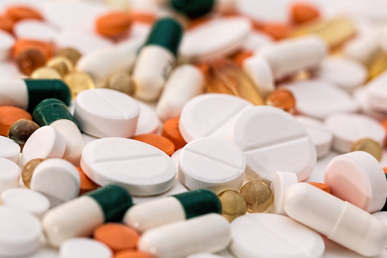 about-04 Close-up of various pills and capsules in different colors and sizes, ideal for healthcare-related content.